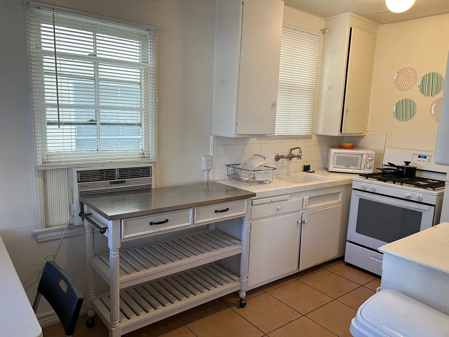 Studio, 600 sqft, $2,200 — Photo 3
