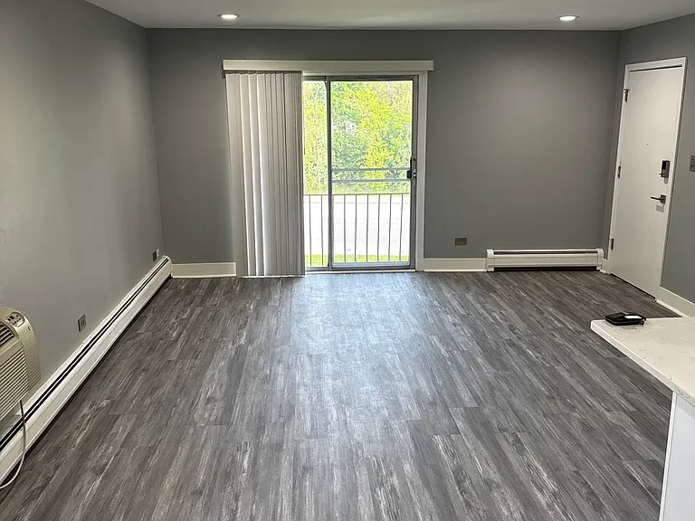 300 W Burlington Ave #4 — Photo 2