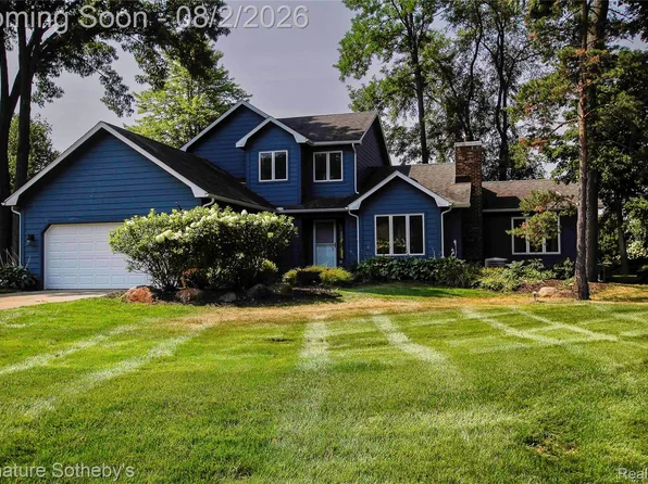 3131 Smugglers Ridge Dr, Commerce Township, MI 48390