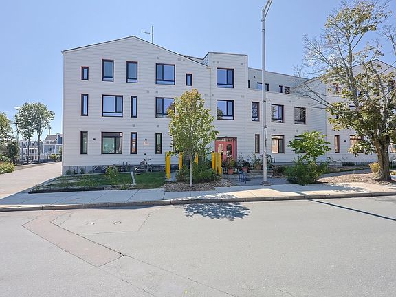 2nd image of 368 Pleasant St Unit 204