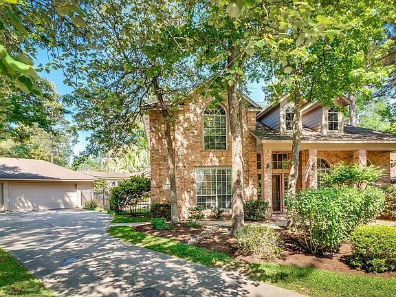 Private yard in a cul-de-sac with a 3 car garage!