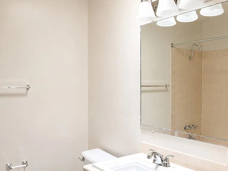 Southshore Gardens Apartments — Photo 10