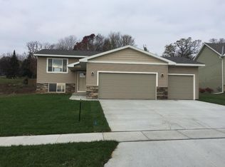240 Prairie View Dr, Pine Island, MN 55963
