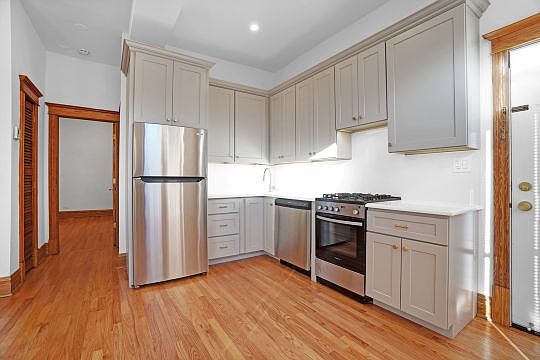 4th image of 713 W Wrightwood Ave #3R