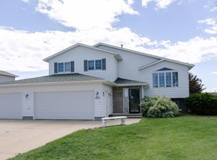 1075 20th St W, Dickinson, ND 58601