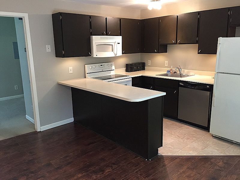 Kitchen w/ Under Cbnt Lights
