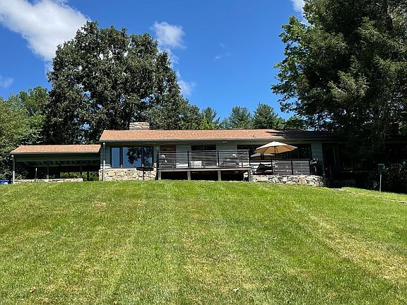 Kick back and relax at a bucolic setting while close to downtown and the Blue Ridge Parkway. Parking available in the carport.