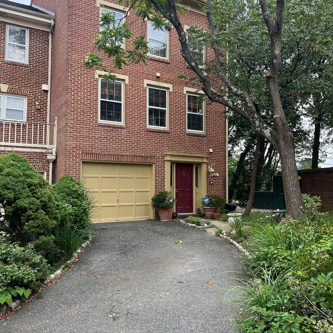 1 bed, 1.5 bath, 2300 sqft, $1,750 — Photo 1