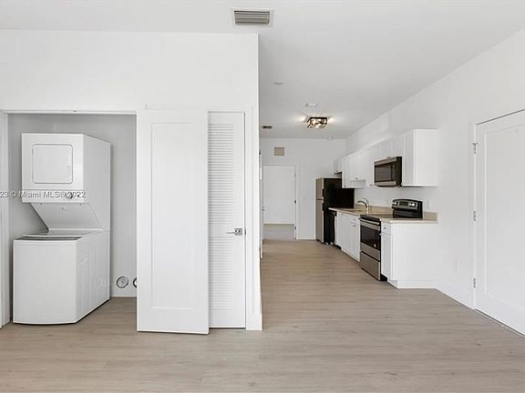 3rd image of 624 Santander Ave APT 1