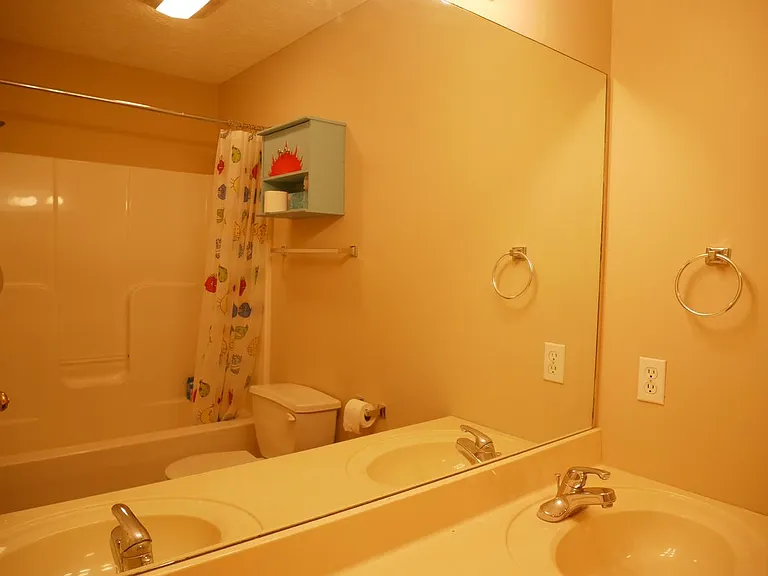 2617 E Oaklawn Ct — Photo 12