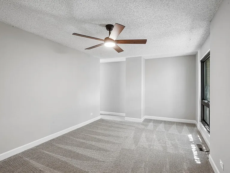 2815 S Locust St — Photo 21