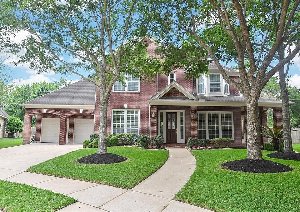Beautiful Perry home with covered front porch. Mature trees and pretty landscaping. This home is immaculate and ready fr immediate occupancy. L shaped porch wraps to side. Brick pavers make it clean and inviting.