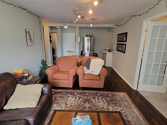 3rd image of 435 W Oakdale Ave APT 3C