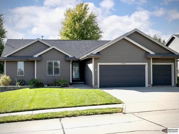 21973 Hilltop Ave, Gretna, NE 68028