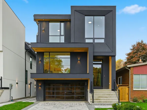 957 Halliday Ave, Mississauga, ON L5E 1P4