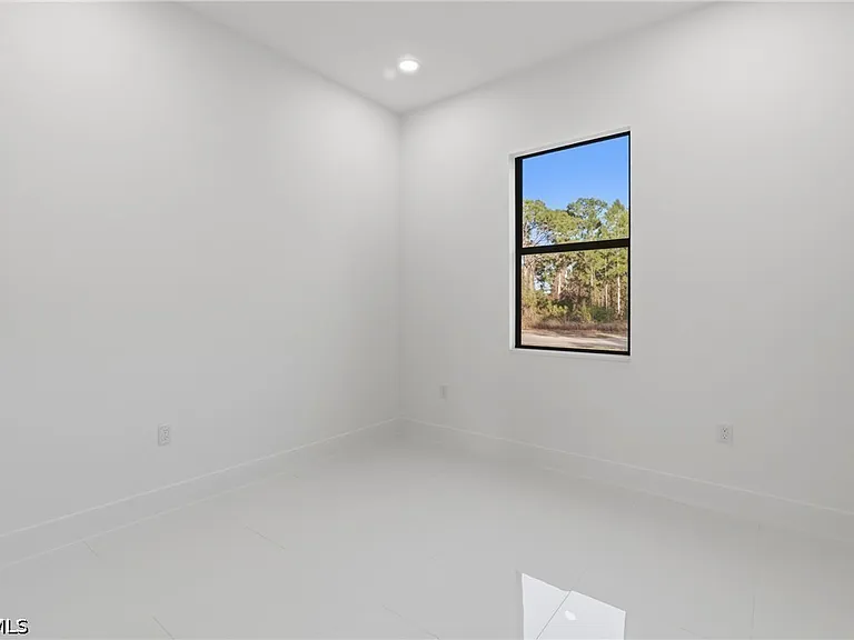 566 Eisenhower Blvd — Photo 21