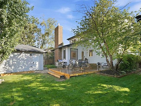 3rd image of 44 E Cedarwood Bay SW