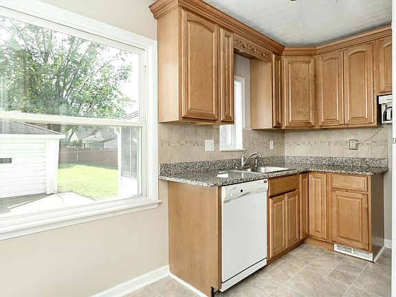 4th image of 904 Bauman Ave