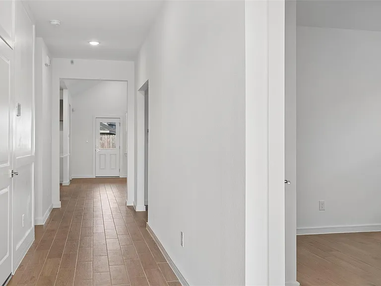 698 Daniels Lake Ln — Photo 3
