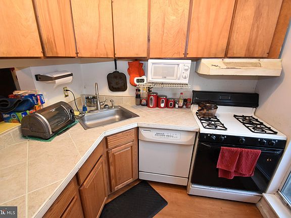 3rd image of 156 King William St #156