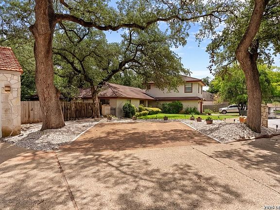 3rd image of 3915 Hunters Crest St