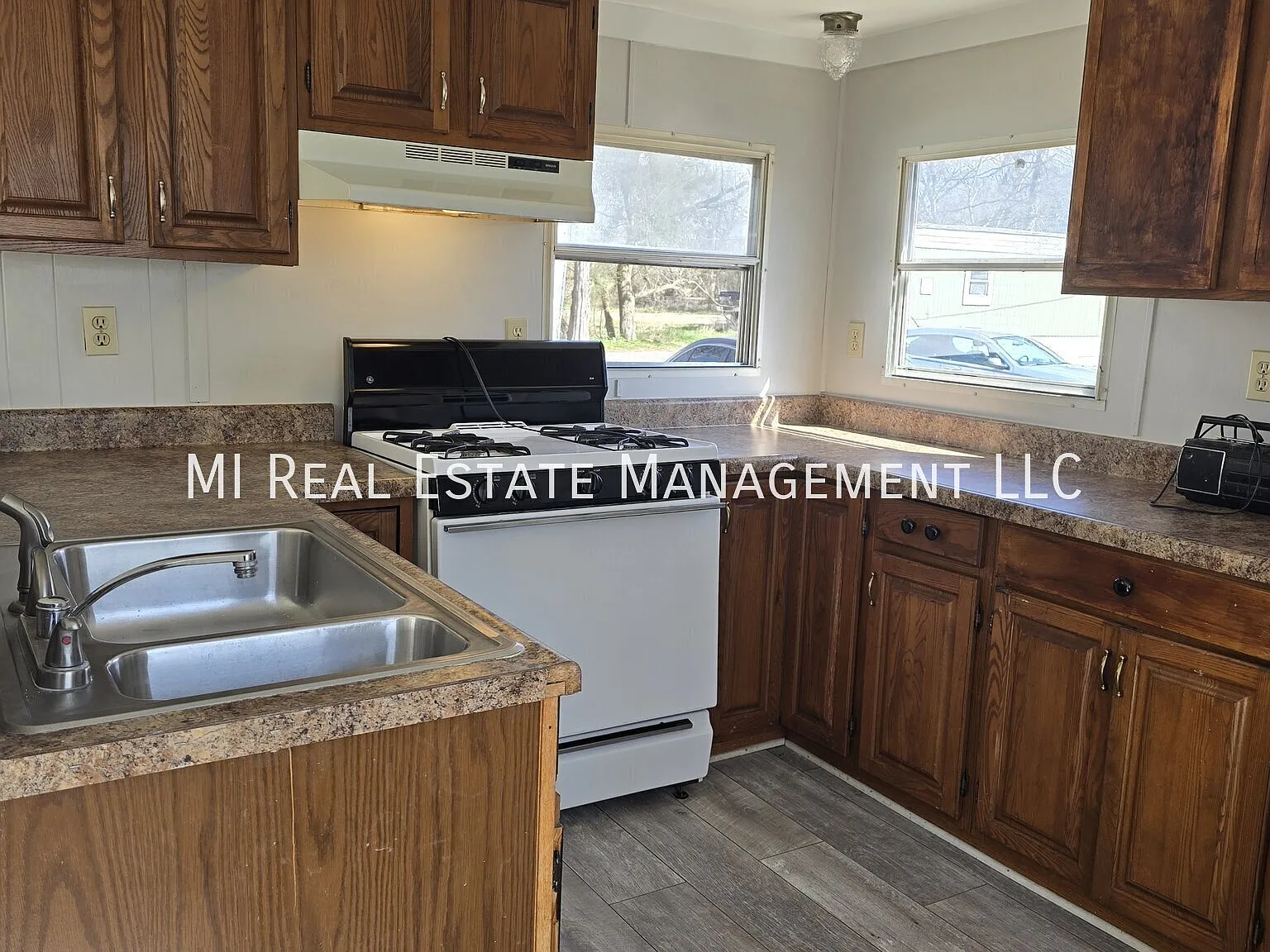 2 bed, 1.0 bath, 900 sqft, $895 — Photo 1