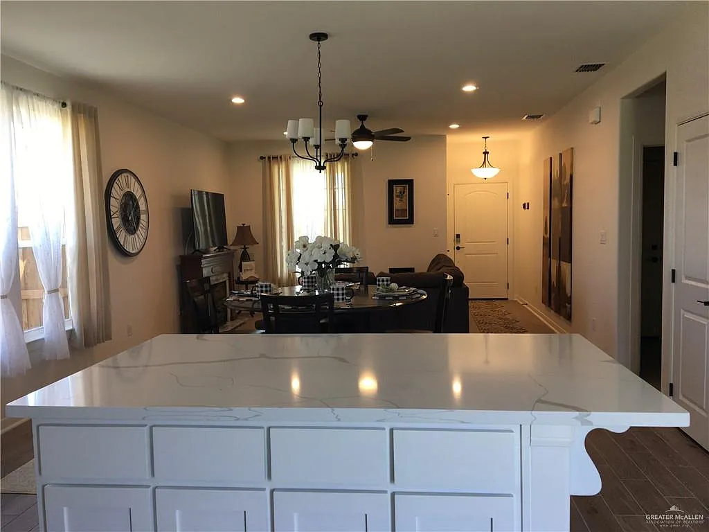 3 bed, 2.5 bath, 1725 sqft, $2,500 — Photo 3