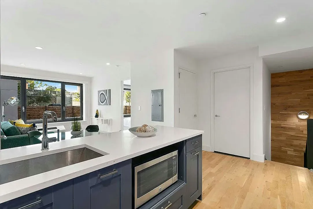 180 Franklin Avenue — Photo 3