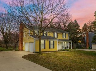 1483 W Horseshoe Bend Dr, Rochester Hills, MI 48306