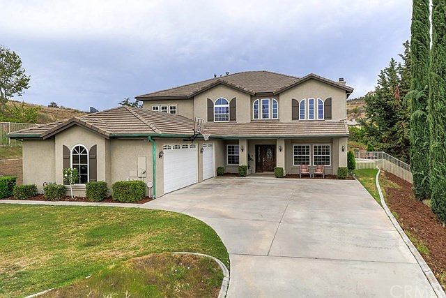 1st image of 745 Mariposa Dr