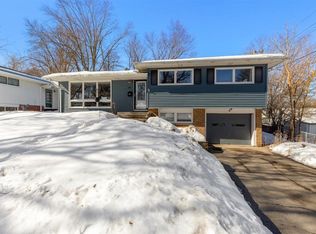 1210 Hickory Dr N, Waukesha, WI 53186