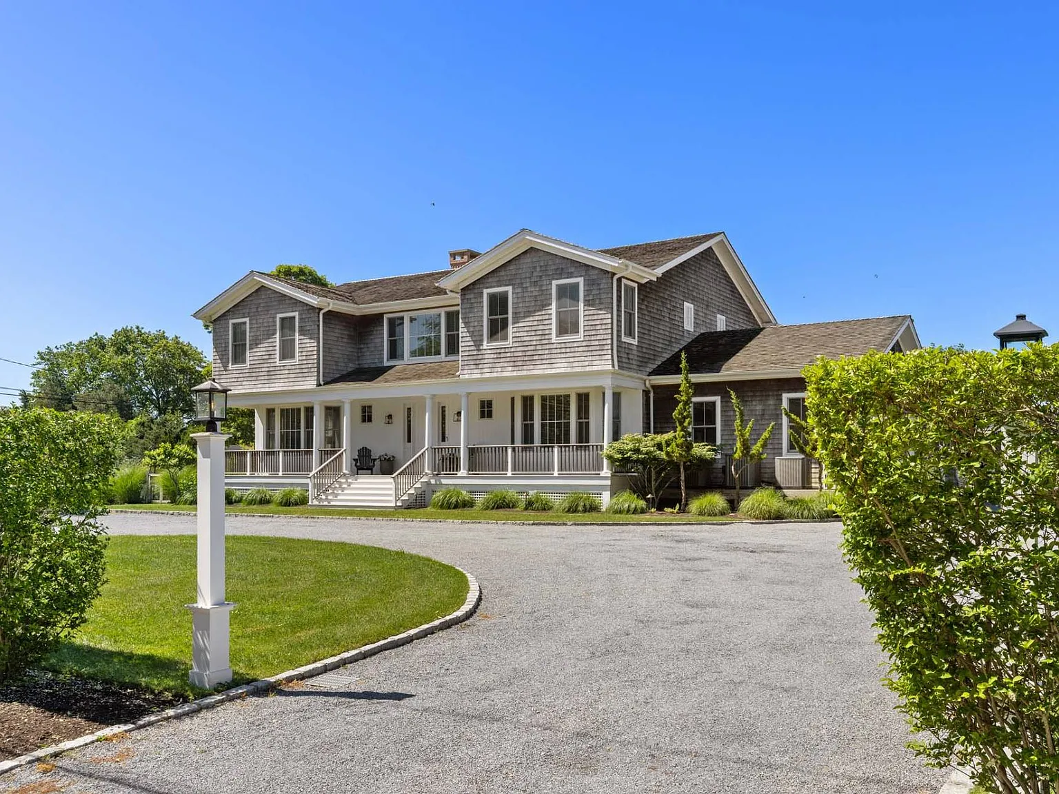 Pristine Westhampton Village Beauty With Pool Near All — Photo 2