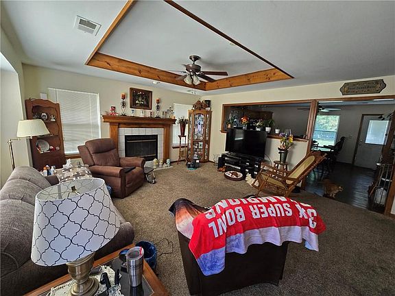2nd image of 824 SW Woodland Dr