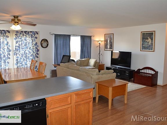 4th image of 28090 Pierce Ct