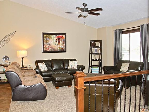 4th image of 904 Rosewood Dr