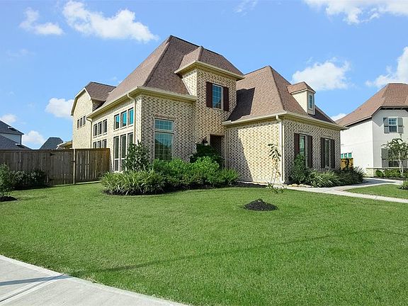 Welcome to your spectacular new home! This house has a stunning front yard to reflect its equally stunning interior.