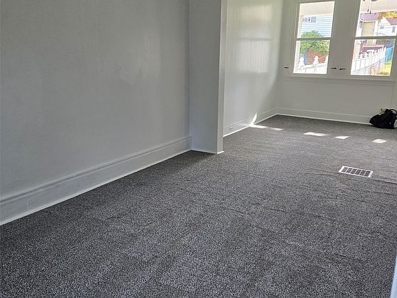 4th image of 423 W 1st Ave