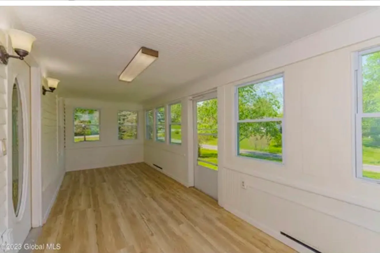 5 bed, 1416 sqft, $2,999 — Photo 3