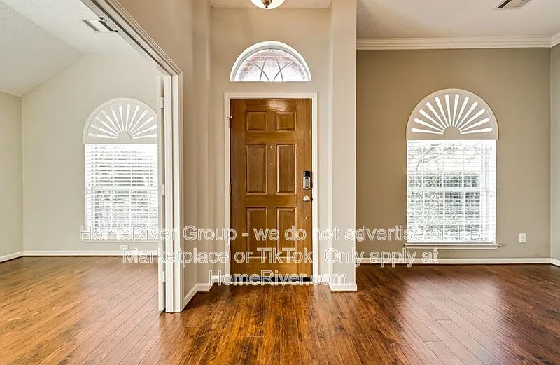 3 bed, 2.0 bath, 1831 sqft, $2,700 — Photo 2
