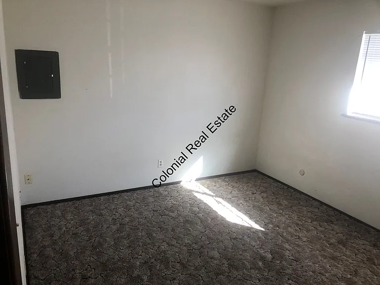 900 Axtell St — Photo 7