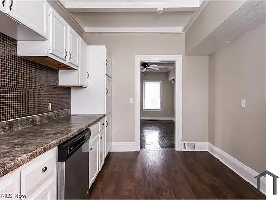 4 bed, 2800 sqft, $1,579 — Photo 2
