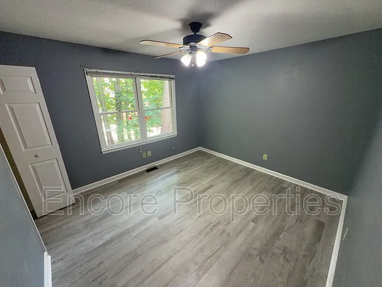 2102 Oakcrest Ct — Photo 12