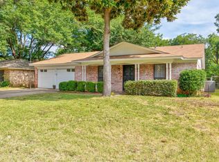 1717 Manchester Dr, Arlington, TX 76012