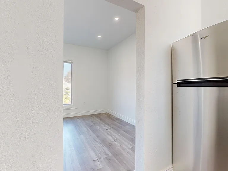 2318 W Jefferson Blvd #A — Photo 8