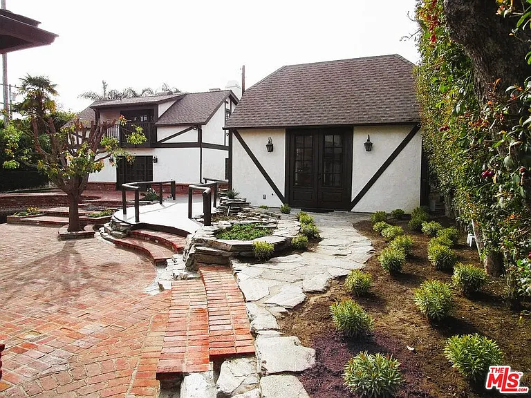 605 Foothill Rd — Photo 2