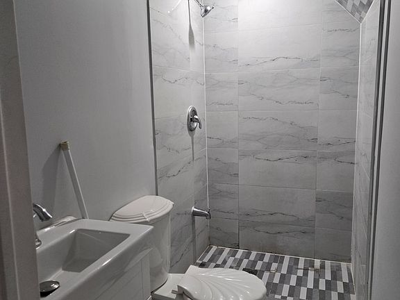 5th image of 18 Markham St
