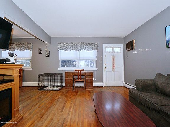 4th image of 221 Fanning St