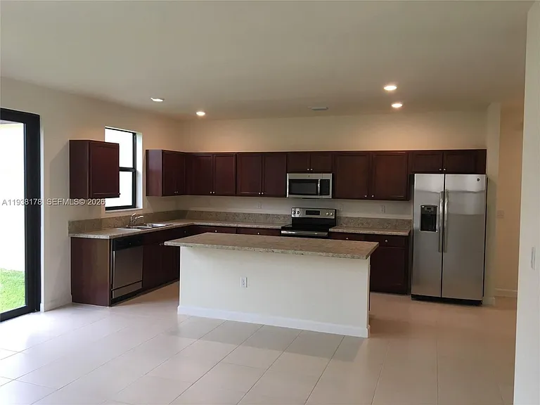 191 SE 35th Ave — Photo 2
