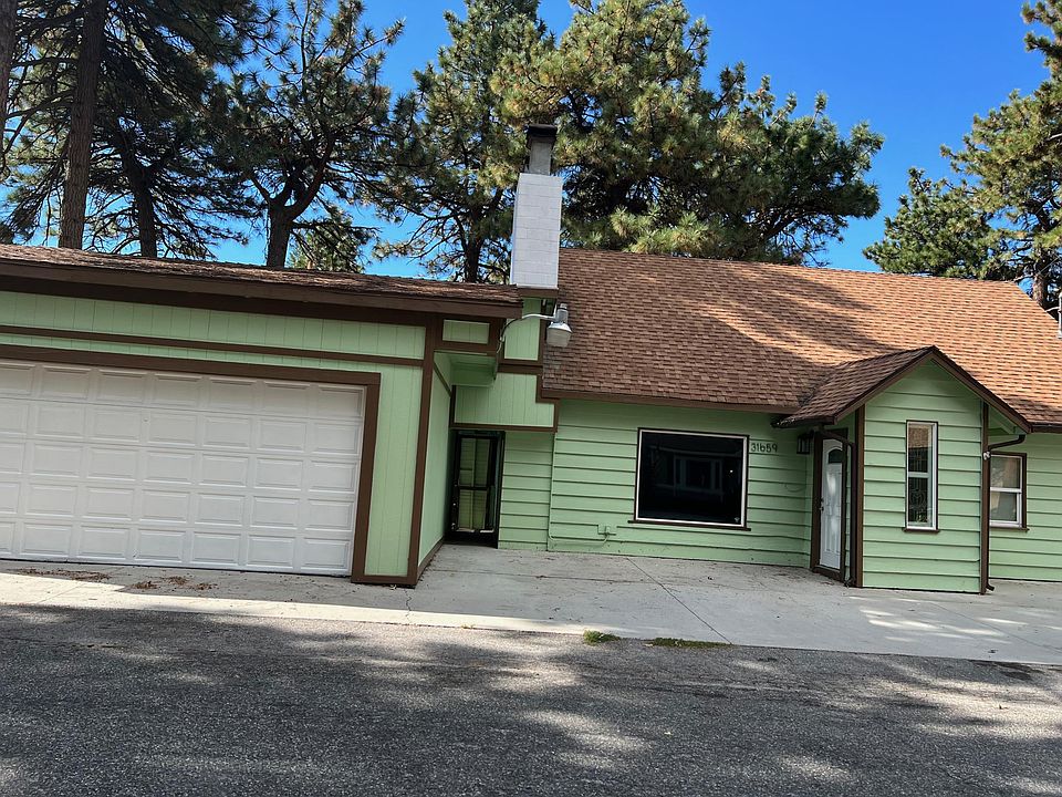 Garage with level entry and parking to the house.