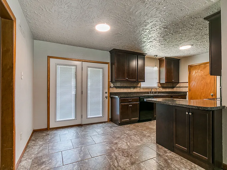 212 S Mercedes Dr — Photo 5
